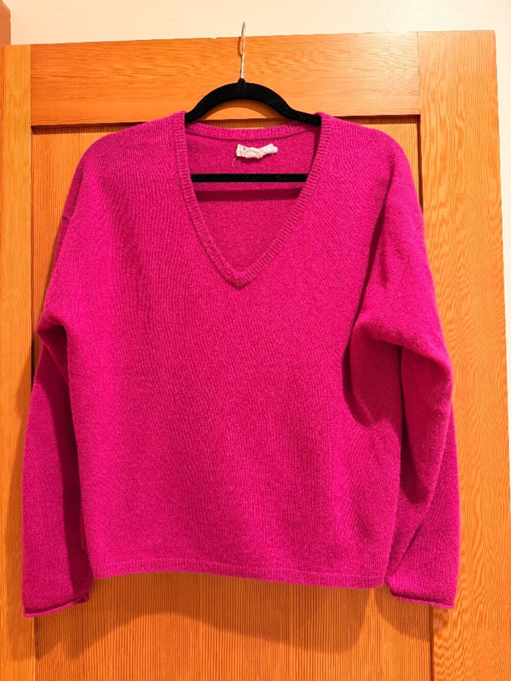 Vevlet by Graham & Spencer 100% Cashmere V-Neck Pink Sweater - women's size XS